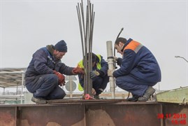 Установка домкратов-натяжителей и канатов для подъемки